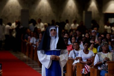 Salvador, Bahia, Brezilya - 13 Ekim 2019: kadın, Salvador 'daki bir azizin tapınağında düzenlenen tiyatro gösterisinde Santa Dulce dos Pobres rahibesinin kıyafetlerini giyiyor.