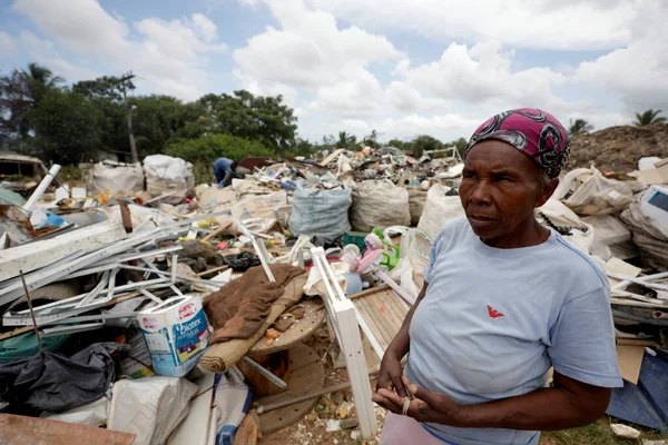 Lauro Freitas Bahia Brazil March 2019 Elderly Woman Collecting Material — Stock Photo, Image