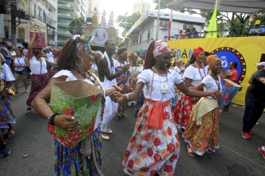 Salvador, Bahia, Brezilya - 24 Şubat 2017: Salvador 'daki karnaval pistinde Ganhadeiras de Itapua olarak bilinen kültür grubundan kadınlar görülüyor. * * * Yerel altyazı * *