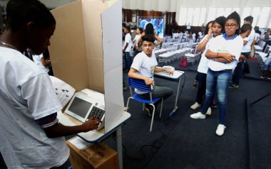 Salvador, Bahia, Brezilya - 31 Temmuz 2018: Salvador 'daki bir devlet okulundan gençler Brezilya' daki seçimlerde kullanılan elektronik bir oy sandığını test ediyorlar.