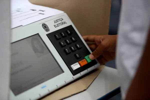 Salvador, Bahia, Brezilya - 31 Temmuz 2018: Brezilya 'da seçimlerde kullanılan ve Salvador şehrinde görülen elektronik oy sandığı.