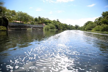 Lauro de Freitas, Bahia, Brezilya - 20 Kasım 2017: Joanes nehrinin yatağının manzarası. Nehir, Salvador 'un metropolitan bölgesindeki evlerden atık su alır.. 