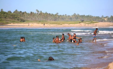Lauro de Freitas, Bahia, Brezilya - 20 Kasım 2017: Joanes nehrinin kirli sularında oynayan çocuklar. Nehir, Salvador 'un metropol bölgesinden kanalizasyon suyu alır. * * * Yerel altyazı * *