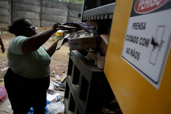 Salvador Bahia Brasilien November 2018 Schwarze Frau Arbeitet Einer Materialrecycling — Stockfoto