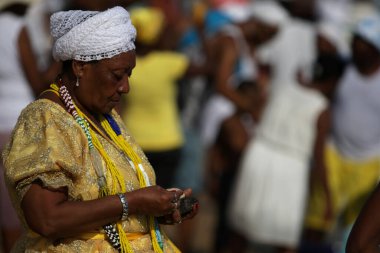 Salvador, Bahia, Brezilya - 2 Şubat 2017: Salvador şehrindeki dini ayin sırasında Orixa Yemanja 'nın candomble üyeleri ve hayranları. * * * Yerel altyazı * *