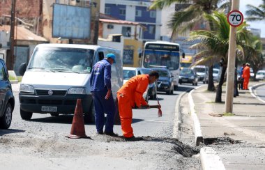 Salvador, Bahia, Brezilya - 4 Mayıs 2015: Salvador 'da asfalt kaldırımların yenilenmesi sırasında işçiler görülüyor.
