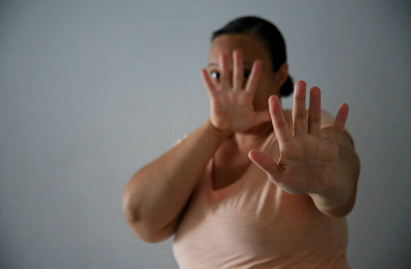 Сальвадор, Баия, Бразилия - 9 августа 2021 года: в городе Сальвадор замечена женщина, ставшая жертвой домашнего насилия.