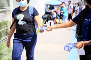 Salvador, Bahia, Brezilya - 12 Ağustos 2021: Salvador 'da sokakta reklam broşürleri dağıtırken görüldü..