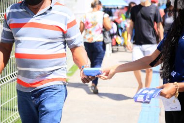 Salvador, Bahia, Brezilya - 12 Ağustos 2021: Salvador 'da sokakta reklam broşürleri dağıtırken görüldü..