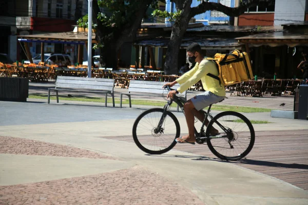 Salvador Bahia Brasil Agosto 2021 Jovem Visto Com Mochila Entregando — Fotografia de Stock