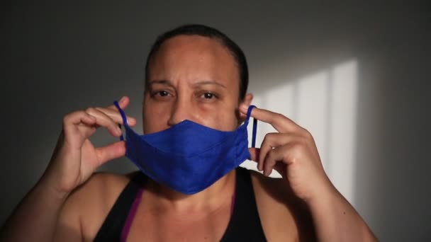 Salvador Bahia Brasil Agosto 2021 Mulher Vista Usando Máscara Protetora — Vídeo de Stock