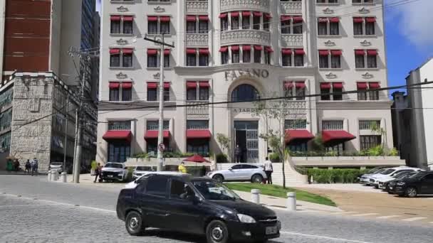 2021年8月17日 萨尔瓦多城历史中心卡斯特罗阿尔维斯广场 Castro Alves Square 的时尚酒店景观 — 图库视频影像