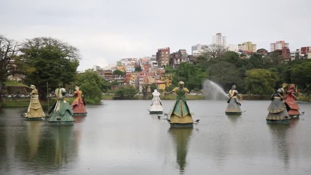 ブラジル バイーア州サラドール2021年8月17日 サルバドール市のディーク イトローロ湖には オリッサ州の彫刻 キャンドマブル エンティティが見られます — ストック動画