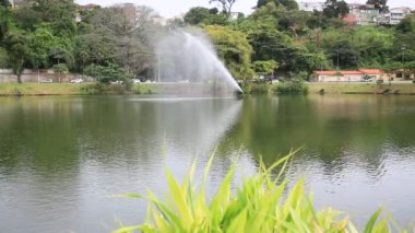 Salvador, Bahia, Brezilya - 17 Ağustos 2021: Salvador şehrindeki Itororo hendeğinden gelen oksijenli suyu boşaltmak için kullanılan su jeti.