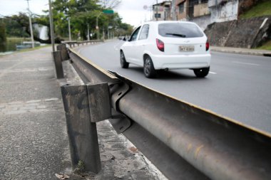 Salvador, Bahia, Brezilya - 17 Ağustos 2021: Salvador şehrindeki Dique de Itororo yolunda demiryolları görüldü..