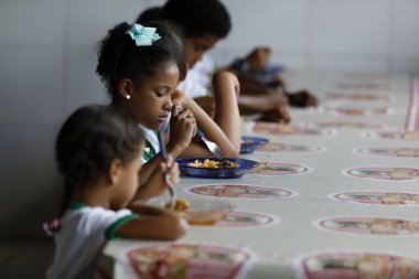pojuca, bahia, brrazil - 1 Ağustos 2019: Pojuca kentindeki bir devlet okulundan öğrenciler yemek yerken görüldü.