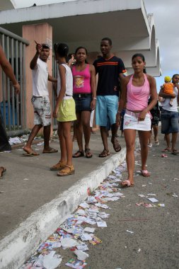 Salvador, Bahia, Brezilya - 1 Ekim 2006: Adayların el ilanları Salvador şehrinde bir seçim oturumunun yanında sokağa atılmış olarak görülüyor.