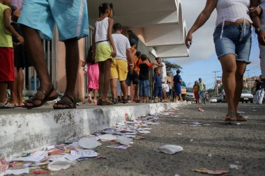 Salvador, Bahia, Brezilya - 1 Ekim 2006: Adayların el ilanları Salvador şehrinde bir seçim oturumunun yanında sokağa atılmış olarak görülüyor.