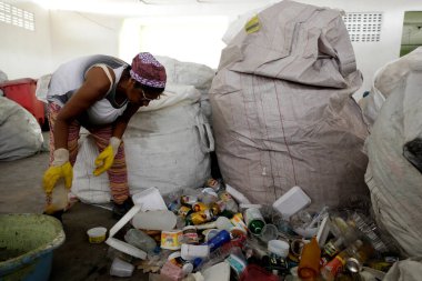 Alagoinhas, Bahia, Brezilya - 8 Mayıs 2019: Kadınlar Alagoinhas şehrindeki bir çöp geri dönüşüm kooperatifinde çalışıyor..