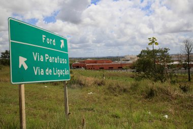 Camacari, Bahia, Brezilya - 24 Ağustos 2021: Camacari şehrinin Endüstriyel Kutbu 'ndaki Ford montaj fabrikasının manzarası.