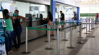 Salvador, Bahia, Brezilya - 12 Ağustos 2021: Salvador 'daki otobüs durağındaki otobüs durağında insanlar görülüyor.