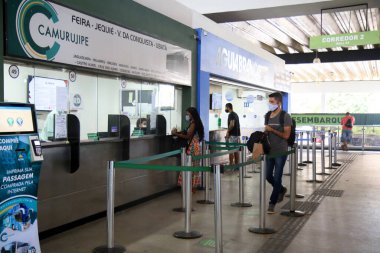 Salvador, Bahia, Brezilya - 12 Ağustos 2021: Salvador 'daki otobüs durağındaki otobüs durağında insanlar görülüyor.
