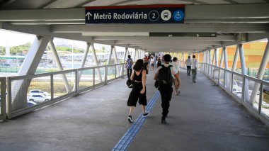 Salvador, Bahia, Brezilya - 12 Ağustos 2021: İnsanlar Salvador kentindeki metro istasyonuna ulaşmak için yaya geçidinden geçerken görüldü..