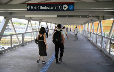 Salvador, Bahia, Brezilya - 12 Ağustos 2021: İnsanlar Salvador kentindeki metro istasyonuna ulaşmak için yaya geçidinden geçerken görüldü..