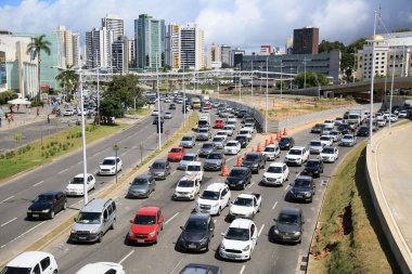 Salvador, Bahia, Brezilya - 12 Ağustos 2021: Salvador şehrindeki Iguatemi bölgesinde bir bulvarda seyahat eden araçlar.