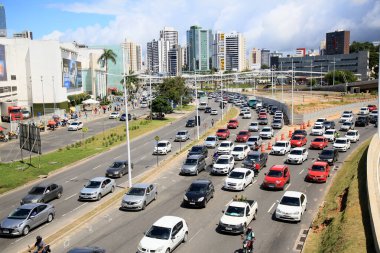 Salvador, Bahia, Brezilya - 12 Ağustos 2021: Salvador şehrindeki Iguatemi bölgesinde bir bulvarda seyahat eden araçlar.
