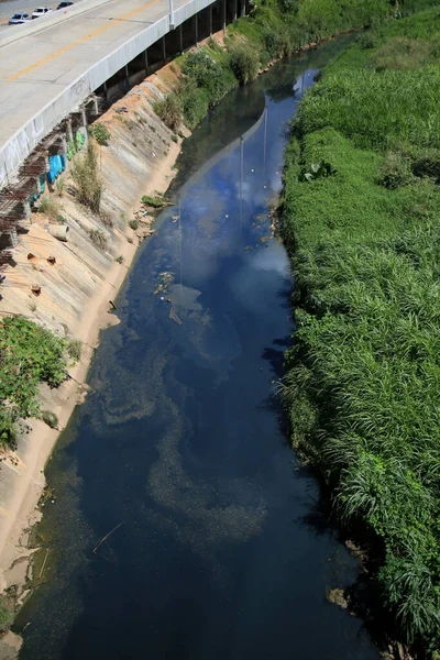 ブラジル バヒア州サルヴァドール2021年8月12日 サルバドール市イグアテミ地方のカンボジア川下水道チャンネル — ストック写真