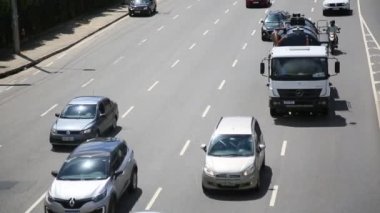 Salvador, Bahia, Brezilya - 12 Ağustos 2021: Salvador şehrindeki Iguatemi bölgesinde bir bulvarda seyahat eden araçlar.