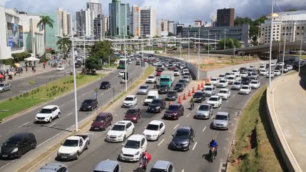 ブラジルのバヒア州サルヴァドール2021年8月12日 サルヴァドール市のイグアテミ地方の大通りを走行する車両 — ストック動画