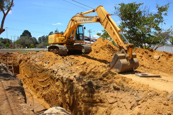 Vitoria da Conquista, Bahia, Brezilya - 15 Eylül 2011: kanalizasyon şebekesi kurmak için hendekte çalışan kepçe makinesi.