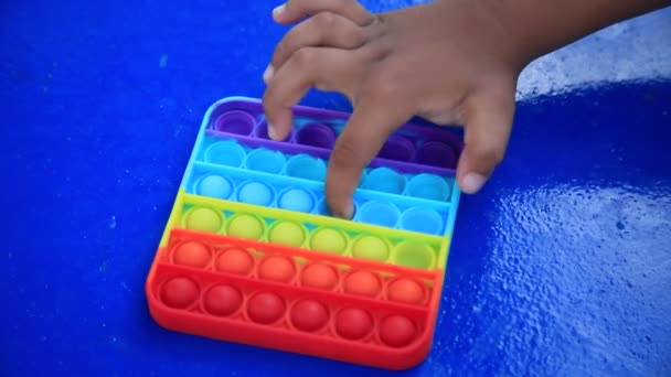 Salvador Bahia Brazil Сентябрь 2021 Детская Рука Играет Pop Fidget — стоковое видео