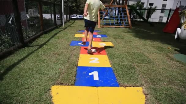 ブラジル バイーア州サラドール2021年9月1日 サルバドール市内の遊び場で一人で遊ぶ子供 — ストック動画