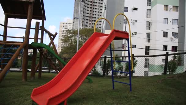 ブラジル バイーア州サラドール2021年9月1日 サルバドール市内の遊び場で一人で遊ぶ子供 — ストック動画