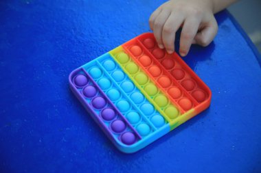 Salvador, Bahia, Brezilya - Eylül 1, 2021 Salvador 'da Pop It Fidget Oyuncakları ile el oyunu.
