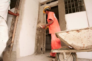 Eunapolis, Bahia, Brezilya - 3 Mayıs 2010: Güney Bahia 'daki Eunapolis şehrinde bir başkanlık inşaatı sırasında işçi.