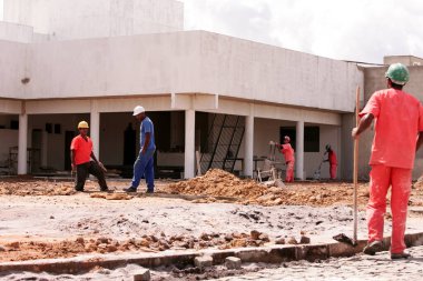 Eunapolis, Bahia, Brezilya - 3 Mayıs 2010: Güney Bahia 'daki Eunapolis şehrinde bir başkanlık inşaatı sırasında işçi.
