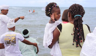 Salvador, Bahia, Brezilya - 2 Şubat 2014: Salvador 'da bir plajda Orixa Yemanja onuruna düzenlenen kutlamalar sırasında Candomble dininin müritleri görülüyor