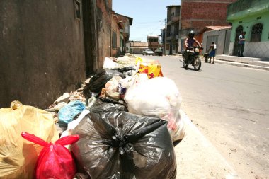 Porto seguro, bahia, brezil- 2 Kasım 2009: Porto Seguro şehrindeki bir sokakta toplanmayı bekleyen çöp yığını.