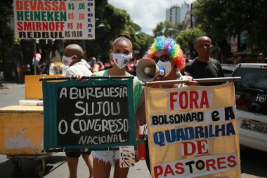 Salvador, Bahia, Brezilya - 7 Eylül 2021: Salvador şehrinde Başkan Jair Bolsonaro hükümetine karşı protestocular. Gösteri Brezilya 'nın Bağımsızlık Günü' ne damgasını vurdu.