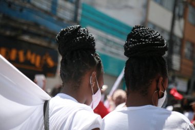 Salvador, Bahia, Brezilya - 7 Eylül 2021: Salvador şehrinde saç örgüsü takan genç insanlar görülüyor..