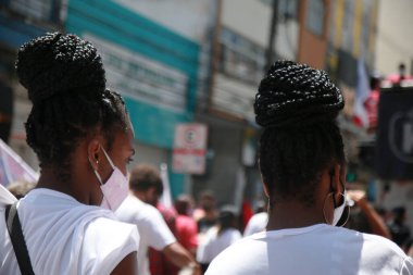 Salvador, Bahia, Brezilya - 7 Eylül 2021: Salvador şehrinde saç örgüsü takan genç insanlar görülüyor..