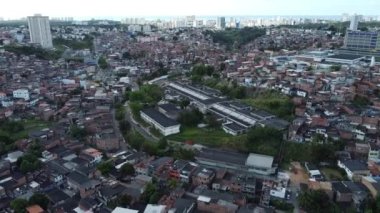 Salvador, Bahia, Brezilya - 9 Eylül 2021: Salvador şehrindeki Engomadeira semtindeki popüler gecekondu evlerinin havadan görünüşü.