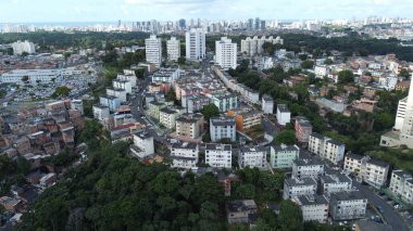 Salvador, Bahia, Brezilya - 9 Eylül 2021: Salvador 'da orta sınıf bir apartmanın otoparkındaki araçların görüntüsü.