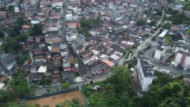 Salvador, Bahia, Brezilya - 9 Eylül 2021: Salvador şehrindeki Engomadeira semtindeki popüler gecekondu evlerinin havadan görünüşü.