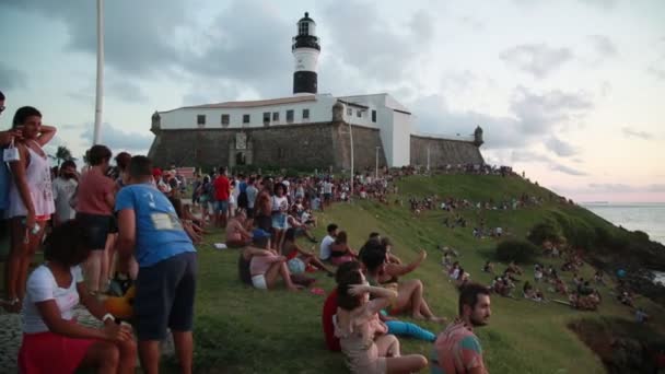 Salvador Bahia Brazil Szeptember 2021 Emberek Zsúfoltak Napnyugtakor Farol Barra — Stock videók