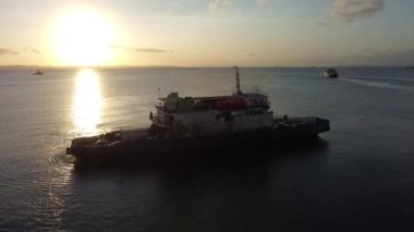 Salvador, Bahia, Brezilya - 14 Eylül 2021: Salvador 'daki Baia de Todos os Santos nehri boyunca uzanan güney manzarası.